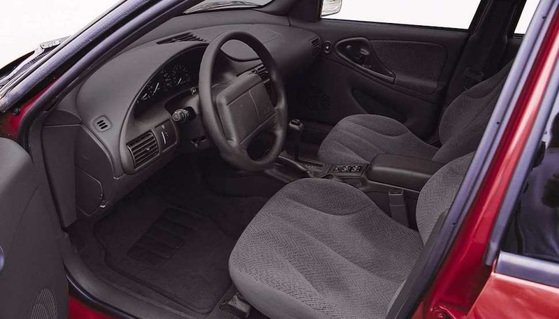 Illustration for article titled The Ten Most Infuriating Car Interiors Ever Made